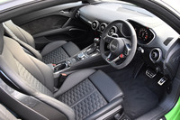 「TT RSクーペ」のシート位置は低く、足を伸ばしたらその先にペダルがある感じ。強くブレーキを踏むと、腰や背中をぐっとシートに押し付ける形になり、体が安定するのだ。