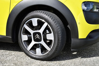 タイヤサイズは前後とも205/50R17。