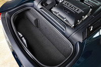 車体の後端に備わるラゲッジスペースの容量は151リッター。耐荷重は50kgとされている。