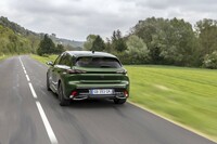 EVモードでの走行可能距離は、WLTCモードで64km。燃費(ハイブリッド燃料消費率)は同17.6km/リッターと公表される。燃料タンクの容量は、「308」の純ガソリンエンジン車が52リッター、ディーゼル車が53リッターであるのに対し、40リッターとやや小さい。