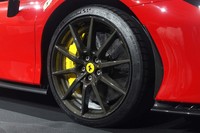 展示車両はカーボン製のホイールに、前255/35ZR20、後ろ315/30ZR20サイズの「ミシュラン・パイロットスポーツ カップ2」タイヤを装着していた。