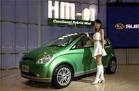 名車「スバル360」を彷彿とさせるボディに、658cc直4SOHCユニットとCVT、後輪に備わる電動モーターを搭載する「HM-01」