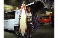 発表会会場には、スポーツ選手など趣味をライフスタイルにしている人たちとともに作った「アレンジモデル」が展示されていた。その中の1人、プロサーファーの杉山知世さんは、ビーチでも着替えることができるよう、リアハッチの内側にカーテンレールをつけていた。