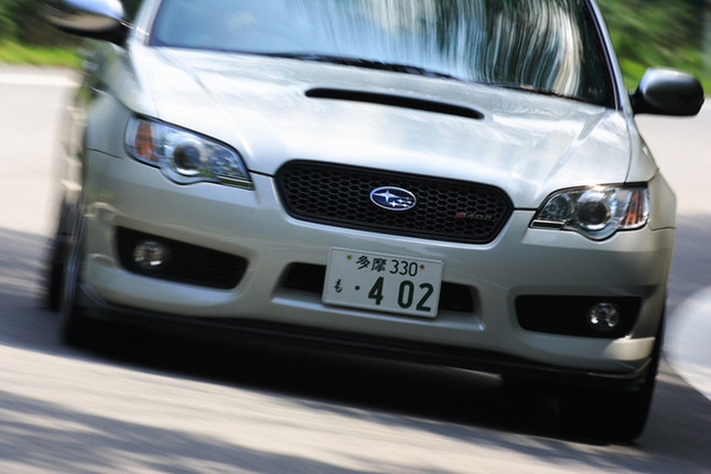【スペック】全長×全幅×全高=4635×1770×1430mm/ホイールベース=2670mm/車重=1500kg/駆動方式=4WD/2.5リッター水平対向4DOHC16バルブ・ターボ(285ps/5600rpm、40.0kgm/2000-4800rpm)/価格=535万5000円(テスト車=555万4500円/マッキントッシュサウンドシステム=16万8000円/ボディカラー(サテンホワイトパール)=3万1500円)