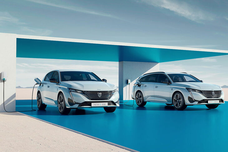 プジョーe-308/e-308 SW:これまでプジョーは「308」と「308 SW」をラインナップしていたが、2023年半ばに完全電気自動車仕様が追随する予定だ。最高出力156PSのモーターを搭載し、構成によっては最大400kmの航続が可能となっている。