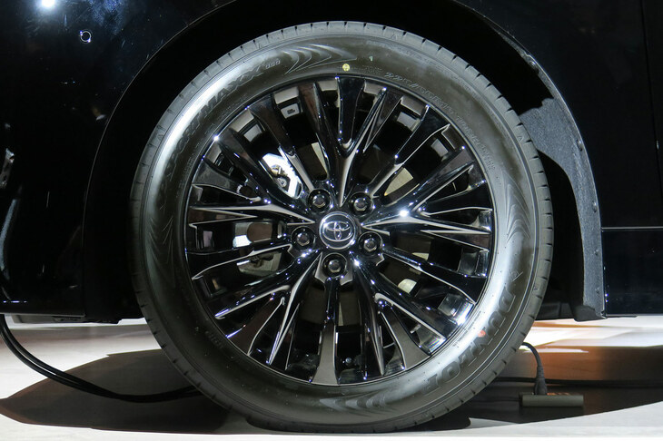 トヨタ・ヴェルファイアZプレミア(タイヤ&ホイール)
