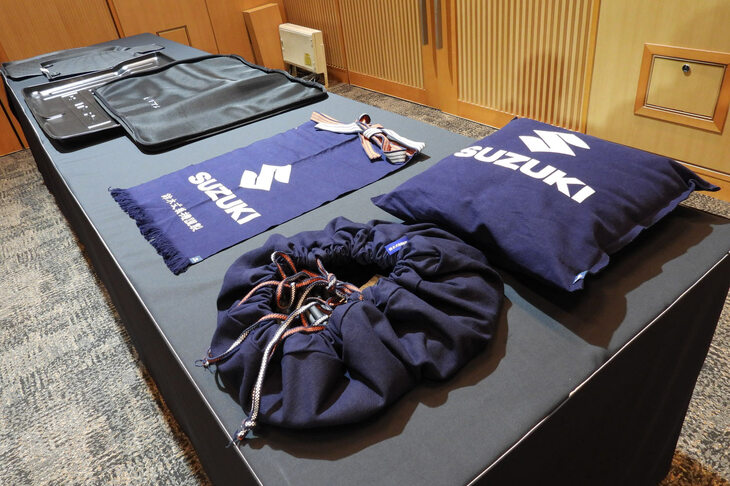 会場には鈴木式織機で織られたクッションカバーや前掛けなども展示されていた。これらもスズキの純正グッズとして販売されている。
