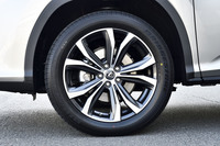 タイヤサイズは前後とも235/55R20。オプションでノイズリダクションアルミホイールも選択可能(試乗車には非装着)。