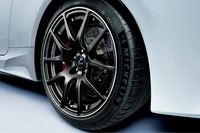 「レクサスRC F“パフォーマンスパッケージ”」は軽量アルミホイールとカーボンセラミックブレーキを採用。ブレーキローターは前後とも380mm径となっている。