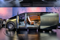 一般公開日の「レクサスLSコンセプト」の様子。センチュリーや、「トヨタRAV4」「ランドクルーザー“FJ”」のような市販予定車ほどではないが、しっかり注目を集めていた。