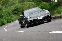 リアエンドに積まれる3リッター水平対向6気筒ターボエンジンは最高出力385PSと最大トルク450N・mを発生する。