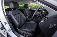 「パサート オールトラックTDI 4MOTIONアドバンス」には、前後スライドや高さ、リクライニングの調整が電動となるベンチレーション機能付きナッパレザーフロントシートが標準装備される。