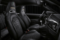 「scorpioneoro」の刺しゅうと、スコーピオンロゴをモチーフとしたカムフラージュ柄をあしらった専用スポーツシートを採用。