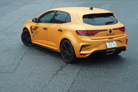 今回の試乗車は「オランジュトニックメタリック」のボディーカラーをまとっていた。webCG大和はそのエクステリアについて「スポーティーでステキです。デカールも特別感がありつつオーバーじゃないとこに好印象」と印象を述べた。