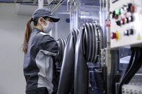 装置の内部はさらに湿度が下げられているため、スタッフは備え付けの手袋を通して、外部から作業をする。