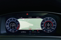 液晶表示のメータークラスター。写真のように、カーナビのマップを大きく映し出すことができる。(写真をクリックすると表示バリエーションが見られます)