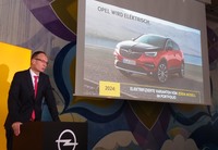 「グランドランドX」について説明するローシェラー氏。同モデルについては、ハイブリッドバージョンも日本で販売される見込みだ。