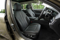 シート表皮はダコタ・レザー。内装色はブラックとベージュの2色が用意されている。