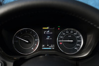 メーターはオーソドックスな2眼タイプ。中央には、液晶のマルチインフォメーションディスプレイがレイアウトされる。