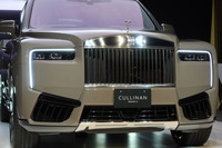 ロールス・ロイスの象徴たるパンテオングリルのデザインも変更された。