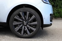 ホイールサイズは22インチが標準で、試乗車が装着していた23インチホイールと285/40R23サイズのタイヤは有償オプションとなる。