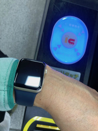 筆者の「アップルウオッチ2」。モバイルSuica対応には重宝しているが、チャージでしくじることも。