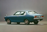 1973年に登場した3代目「サニー」(B210)の4ドアセダン。曲面を多用しているが、「バイオレット」ほどアクは強くなく、どちらかというと「ブルーバードU」に近い印象である。