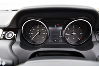 メーターパネルはオーソドックスな2眼タイプ。中央にはマルチインフォメーションディスプレイがレイアウトされる。