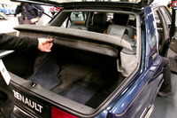 この「25」や、「5」に設定されていた「バカラ」は、あの高級クリスタルガラスブランドの名を冠した最高級グレード。本革シートをはじめとする特別な内外装が特徴である。写真のように、トノカバー下に仕込まれたスーツバッグもお約束だった。