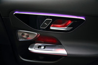 車内を彩るアンビエントライトは、64種類のなかから色を選択可能。単色だけでなく、複数の色を組み合わせたグラデーション発光も用意されている。