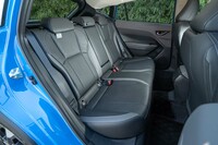 スノーブーツなどを履いていても乗り降りがしやすいよう、後席の座面の端がラウンドしている。