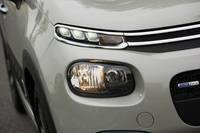 「C3」のヘッドランプは、上側は狭いスペースに3連のLEDデイライトとウインカーを押し込むという手の込んだつくりとなっているのに対し、下側はロービーム、ハイビームともにリフレクター式のハロゲンランプとなっている。(写真=向後一宏)