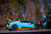 前ヒンジで開くフロントボンネット「コファンゴ」は、1966年に発表された「ミウラ」をモチーフにデザイン。空力性能の向上と軽量化を両立するとアナウンスされている。