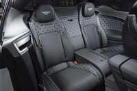 後席の定員は2人。豪華な独立型シートが採用されている。