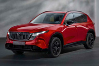 新型「マツダCX-5」のフロントクオータービュー。「ポルシェ・マカン」と比べてもリアまわりはいいのだが……フロントバンパーの縁がフロントタイヤのラインと乖離しており、フロントオーバーハングが長く、顔まわりが重ったるく感じられる。