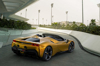 電動化への舵を切り、モーター付きの新型車を次々と提案しているフェラーリ。このブランドが高出力の追求を放棄するなら、世のパワー競争も終焉(しゅうえん)を迎えるかもしれない。写真はシステム最高出力1000PSの「SF90スパイダー」。