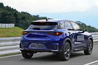 ヒエラルキーを超えたクルマを標榜して開発された、レクサスの新型コンパクトSUV「LBX」。ボディーサイズは全長×全幅×全高=4190×1825×1560mmとショート&ワイドで、とにかく抑揚のあるデザインが目を引く。