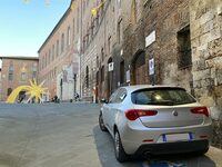 中世の病院を前身とするシエナのサンタマリア・デッラ・スカラ美術館前で、2020年のクリスマスに。