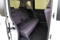 後席は50:50の2分割式。可倒/リクライニングに加え、240mmのロングスライド機構が左右席それぞれに備わる。助手席のシート背面にはユーティリティーフックとポケットが用意されている。