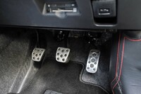 街なかでわずらわしいほどではないが、クラッチペダルの反力はやや強め。「TOM'S GRヤリス」を乗りこなしたい人は、足を鍛えよう。