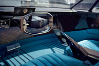 通常のダッシュボードの代わりに、49インチの液晶パネルを装備。