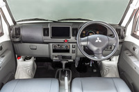 1年半ぶりの復活を遂げた「ミニキャブ ミーブ」だが、その中身はほとんど従来型と一緒。横滑り防止装置などの安全装備が追加されたほか、荷室にユーティリティーナットが設置された程度だ。