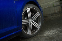 タイヤサイズは225/40R18。試乗車には「ブリヂストン・ポテンザS001」が装着されていた。