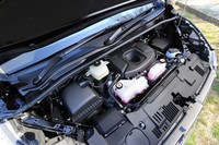 パワーユニットは2.8リッターの直4ディーゼルターボエンジン。キャブオーバー型の現行「ハイエース」とは異なり、車体前方に搭載されている。