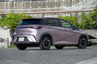 イルカが泳ぐ姿をイメージしたという丸みを帯びたボディーラインが特徴。サイドに走るZ字型のプレスラインがすごい。