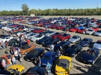 開門の朝8時前、サーキットに至る道路では「MX-5」ばかりの渋滞が発生した。そしてパドックは、またたく間にご覧のような状態に。