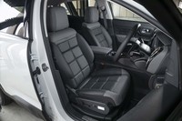 プラグインハイブリッドモデルではナッパレザーシートが標準装備。さらにヒーターやマルチポイントランバーサポートといった機能も備わっている。