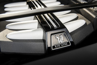 6.75リッター12気筒ツインターボエンジンの最高出力は571ps。1600rpmという低回転域で850Nmの最大トルクを発生する。