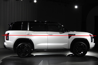 前編でも触れたとおり、新型「三菱パジェロ」は、車体のかなり高い位置を“クルマの軸”が通っている。そうしてクルマの大きさや車格の高さを主張しているのだ。