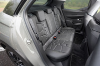 複雑なパターンのシート表皮は後席にもきちんと採用されている。前席が高く設置されているため、つま先が入れやすい。